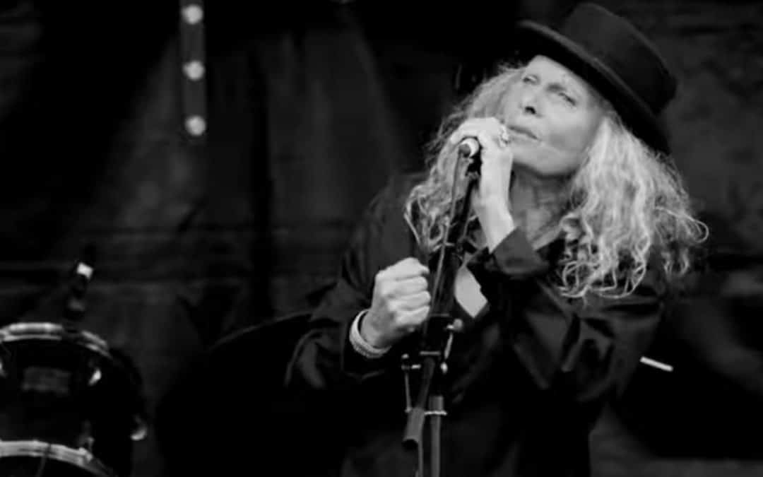Thalie lends us a song