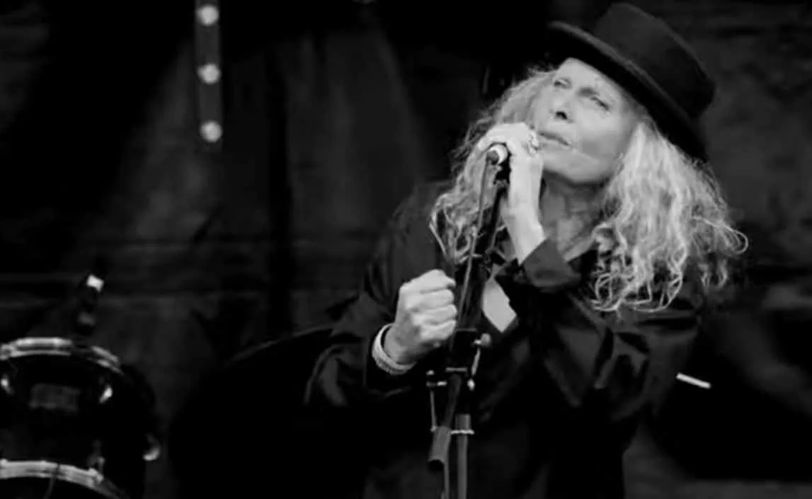 Thalie lends us a song